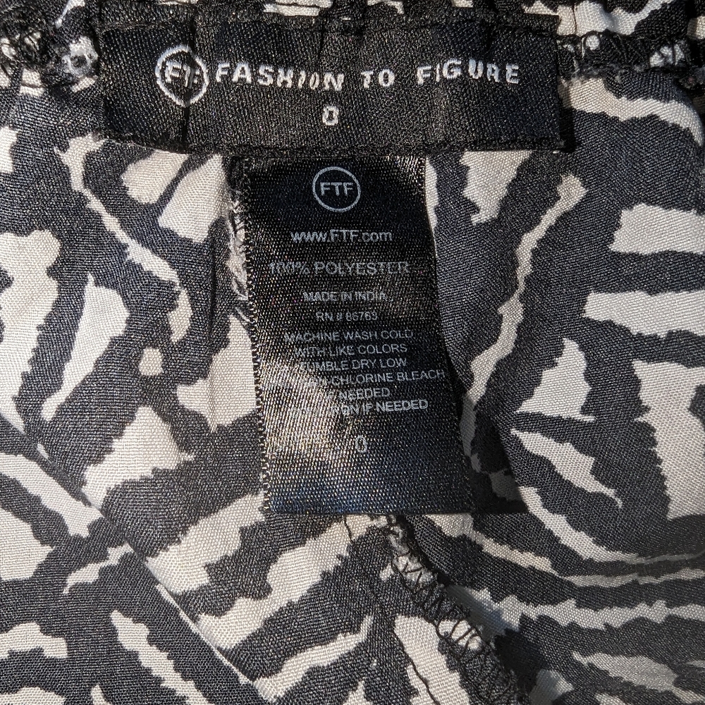 Fashion to Figure | Black & White 100% Polyester Stretchy Leggings Size 0X - Picture 3 of 3